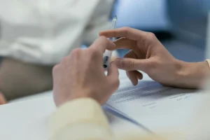 Umowa o opiekę nad seniorem — na co uważać, żeby nie stracić pieniędzy i nerwów?