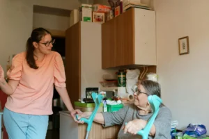 Ukryte koszty opieki nad seniorem. Na co uważać, czytając ofertę agencji w 2026 roku?