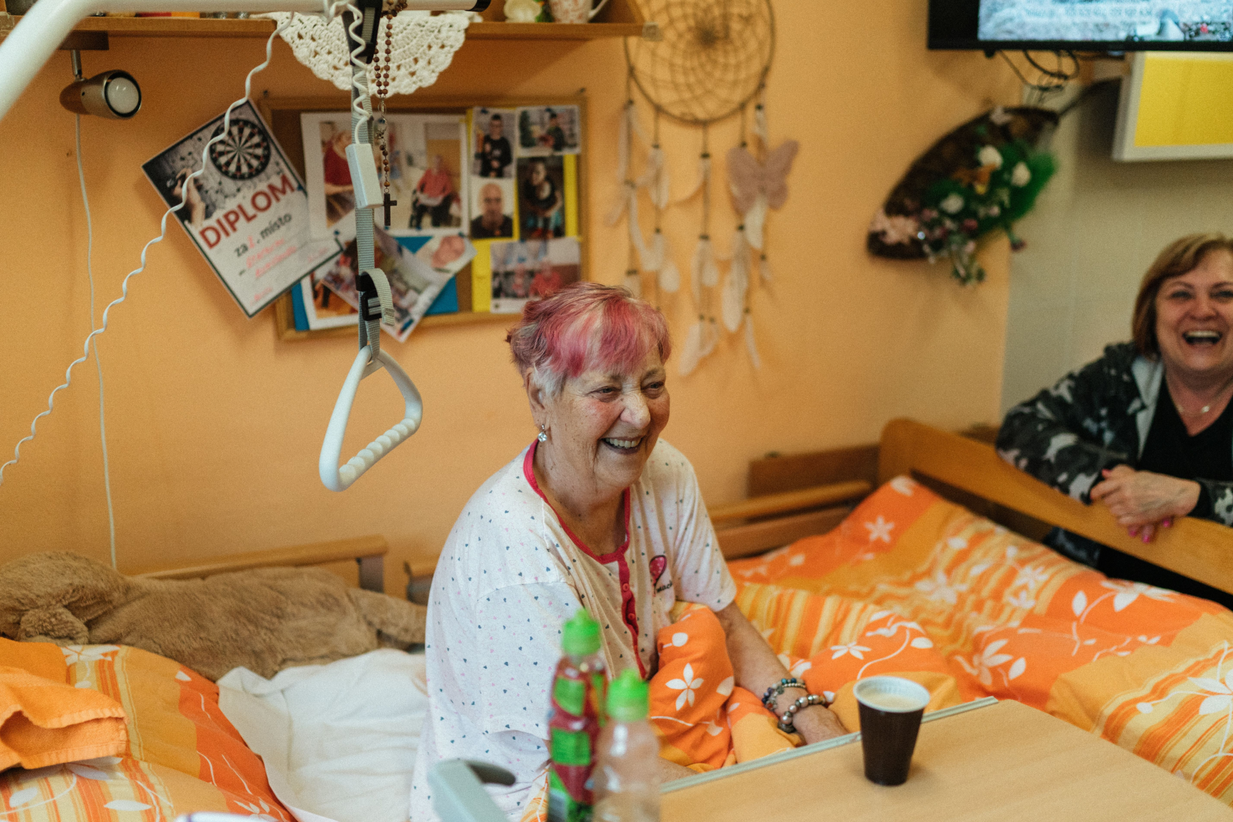Pielęgniarka podczas domowej wizyty u seniorki